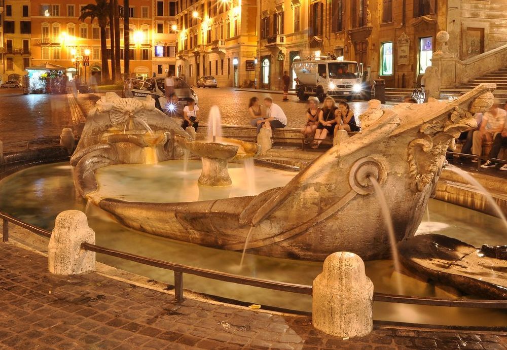 Фонтан Баркачча (итал. Fontana della Barcaccia) расположен на площади Испании у Испанской лестницы. Фонтан был построен в 1627(1628) &mdash; 1629 гг. по проекту Пьетро Бернини, отца Джованни Лоренцо Бернини по заказу папы Урбана VIII. Название &laquo;Баркачча&raquo; (баркас) фонтан получил благодаря своей форме полузатопленной лодки и установлен в память о случившемся в 1598 г. наводнении, когда на затопленной площади села на мель лодка. Фонтан снабжается водой из античного акведука Аква Вирго.