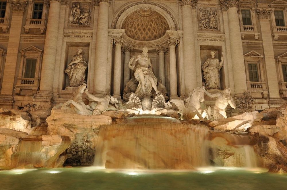 Фонтан Треви (итал. Fontana di Trevi) &mdash; самый крупный фонтан Рима, высотой 25,9 м и шириной 19,8 м.  Этот фонтан в стиле барокко был построен в 1732&mdash;1762 годах архитектором Николой Сальви. Он примыкает к фасаду палаццо Поли (итал. Palazzo Poli), принадлежавшего, в частности, Зинаиде Волконской.  Величественный фасад дворца и фонтан воспринимаются как единое целое, и поэтому фонтан кажется ещё грандиознее. Из центральной ниши дворца как на колеснице выезжает Нептун, сидящий на морской раковине, которую тянут тритоны и морские коньки. В нишах по бокам от Нептуна помещены аллегорические фигуры, а над ними &mdash; барельефы. На правом барельефе молодая девушка указывает римским солдатам, где находится источник. От этого источника проложили акведук, по которому вода поступала в Рим, и акведук, так же как и источник, получил название Acqua Vergine (Acqua &mdash; вода, Vergine &mdash; девушка).