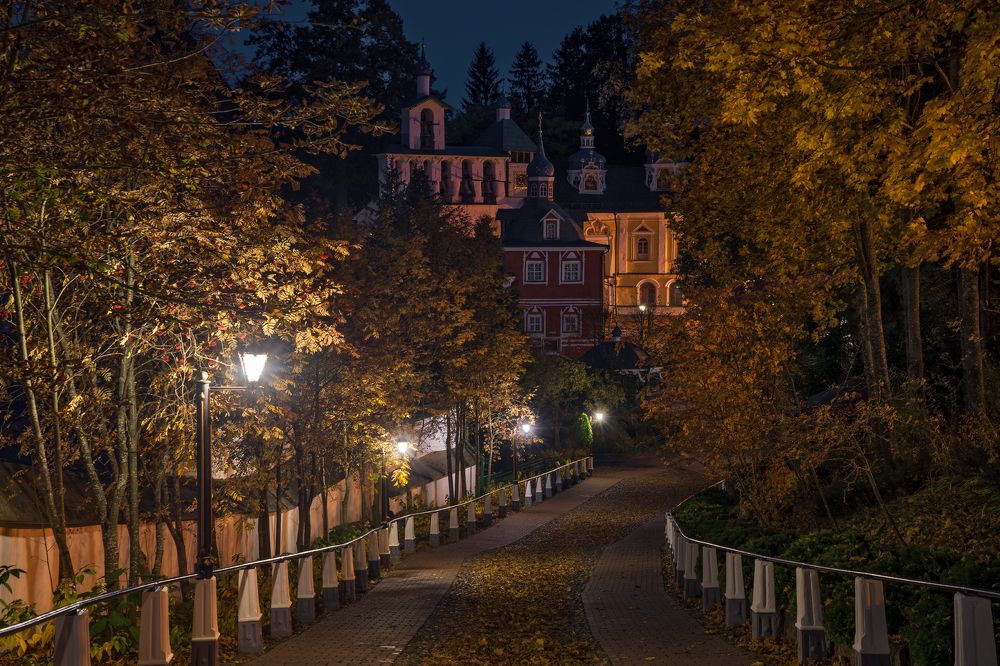 Вечер в монастыре