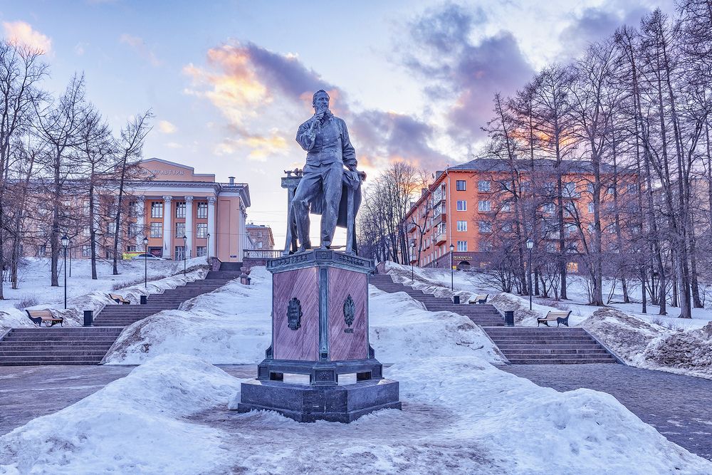 Памятник Перхину М.Е. на набережной Онежского озара