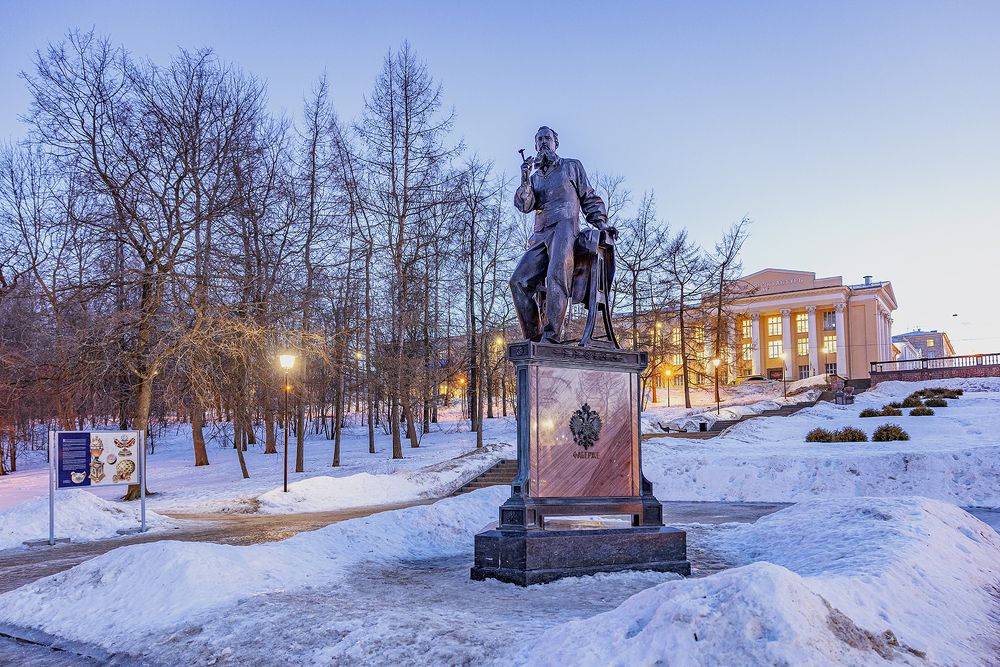 Памятник Перхину М.Е. на набережной Онежского озара