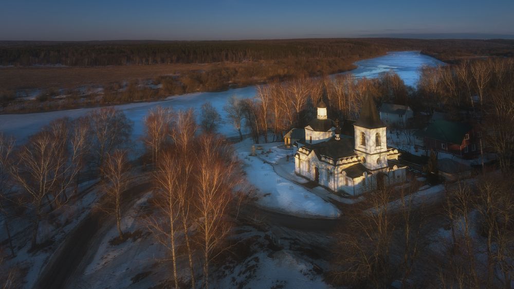 Воскресенская церковь в Тарусе на закате дня