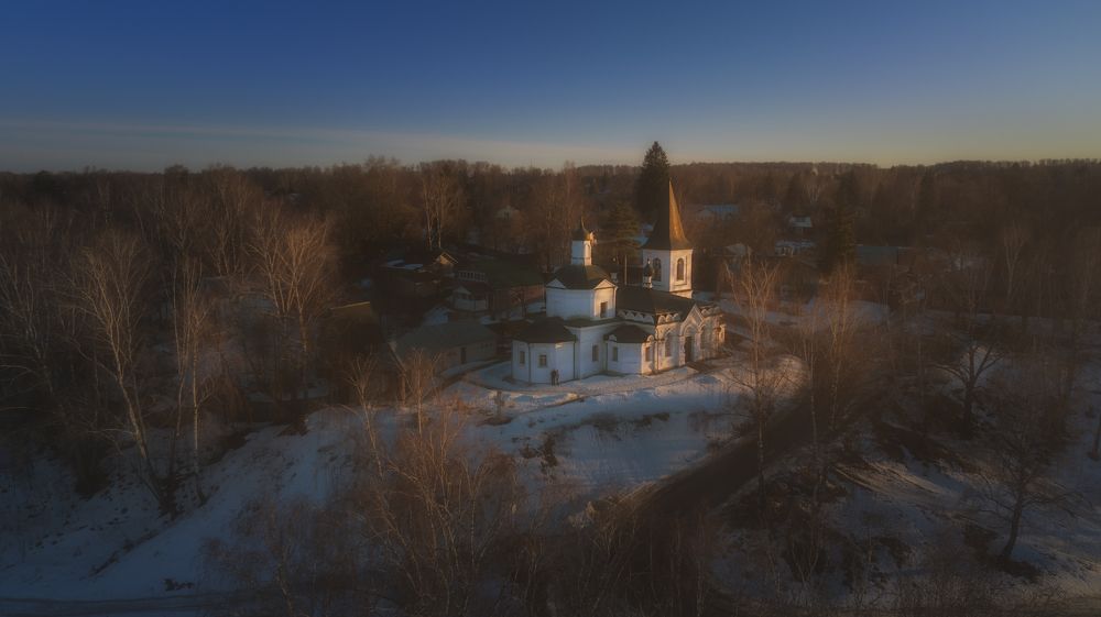 Воскресенская церковь в Тарусе на закате дня