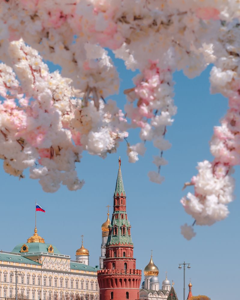 декорации на Патриаршем мосту