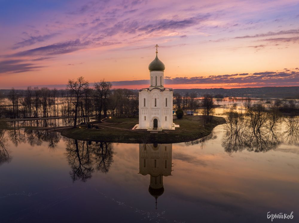 Половодье. Церковь Покрова на Нерли.
