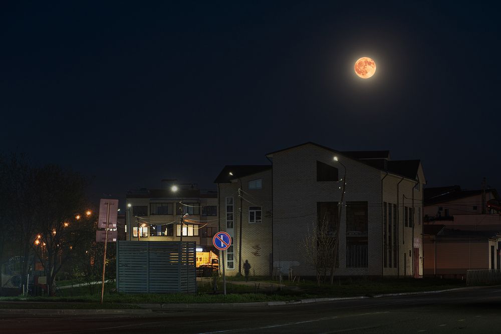 Красная Луна над городом