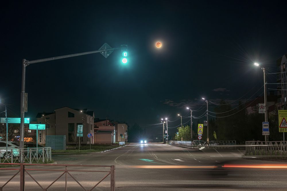 Красная Луна над городом