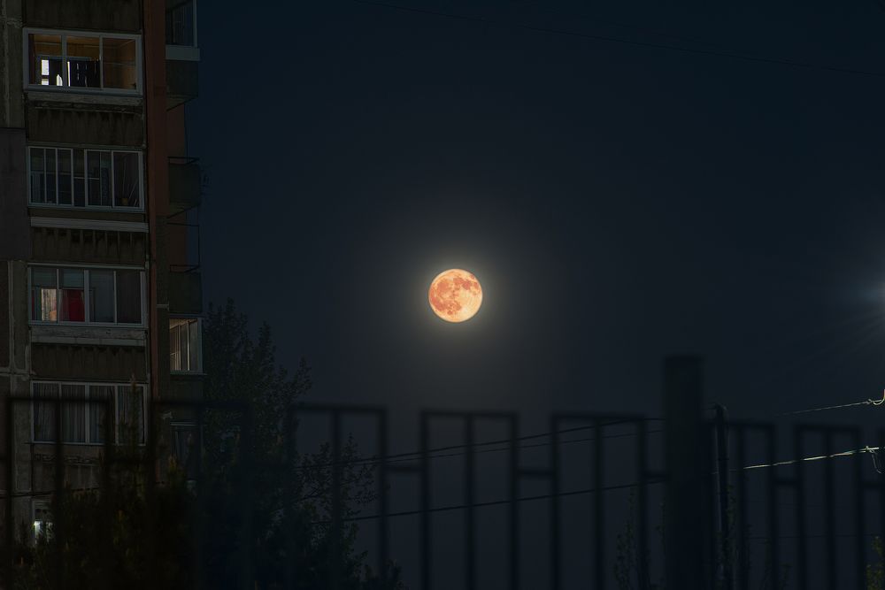 Красная Луна над городом