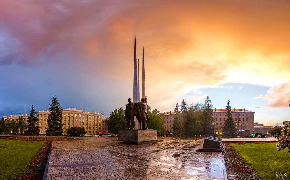 На площади Победы семиметровые фигуры защитников города &ndash; одна в шинели, другая в стеганном ватнике &ndash; символизируют крепкий союз фронта и тыла. В состав мемориала входит и четырёхметровая скульптура &laquo;Солдат и рабочий&raquo;. Она установлена на невысоком гранитном постаменте серого цвета и имеет надпись &ndash; посвящение героическим защитникам города оружейников. Здесь же расположены семнадцать стел, облицованных чёрным гранитом. Тринадцать из них &mdash; в честь городов-героев, а четыре &ndash; в честь воинских частей, оборонявших Тулу.