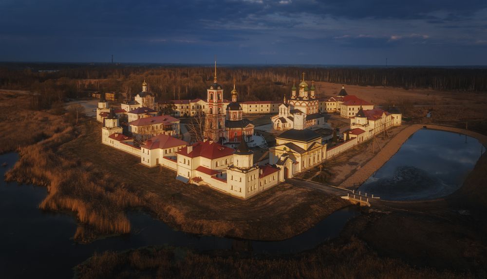 Варницкий монастырь в закатном золоте