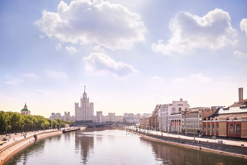 Высотка на Котельнической набережной и Москва-река