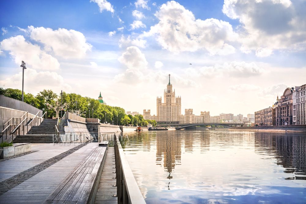 Высотка на Котельнической набережной и Москва-река