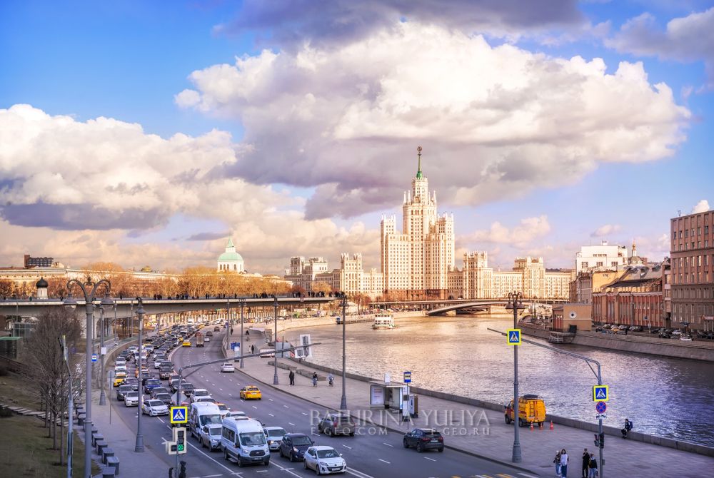 Высотка на Котельнической набережной и Москва-река