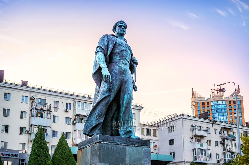 Памятники Новороссийска на набережной