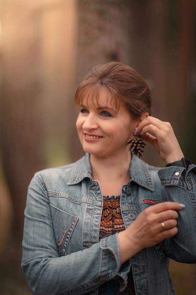 Ольга в сосновом лесу