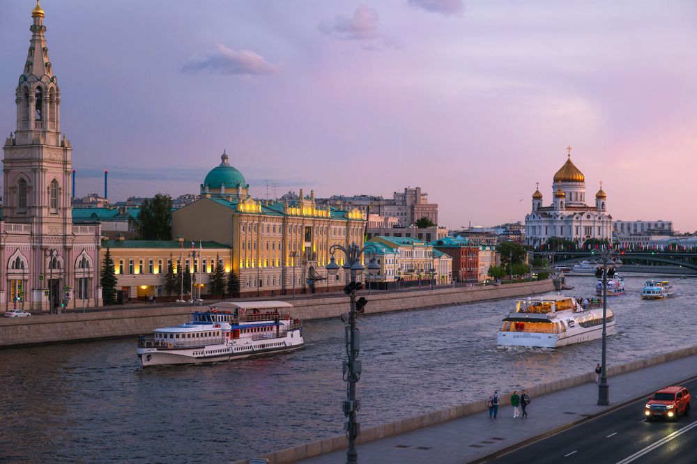 Город в вечерних сумерках. / City in the evening twilight.