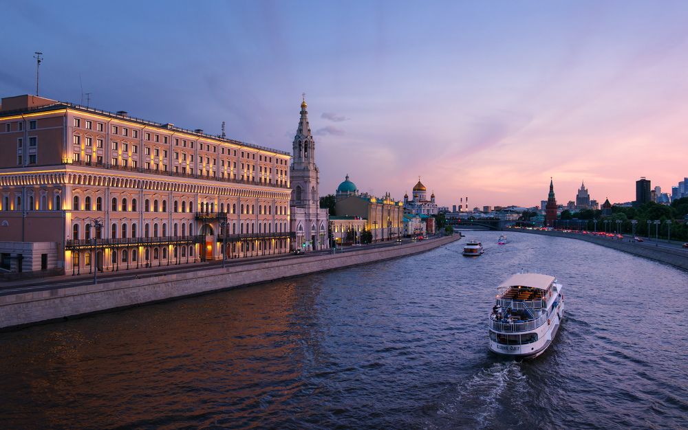 Город в вечерних сумерках. / City in the evening twilight.