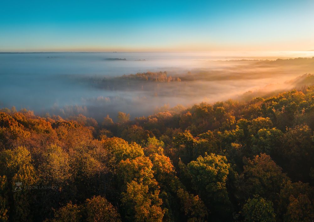 Над утренним туманным одеялом