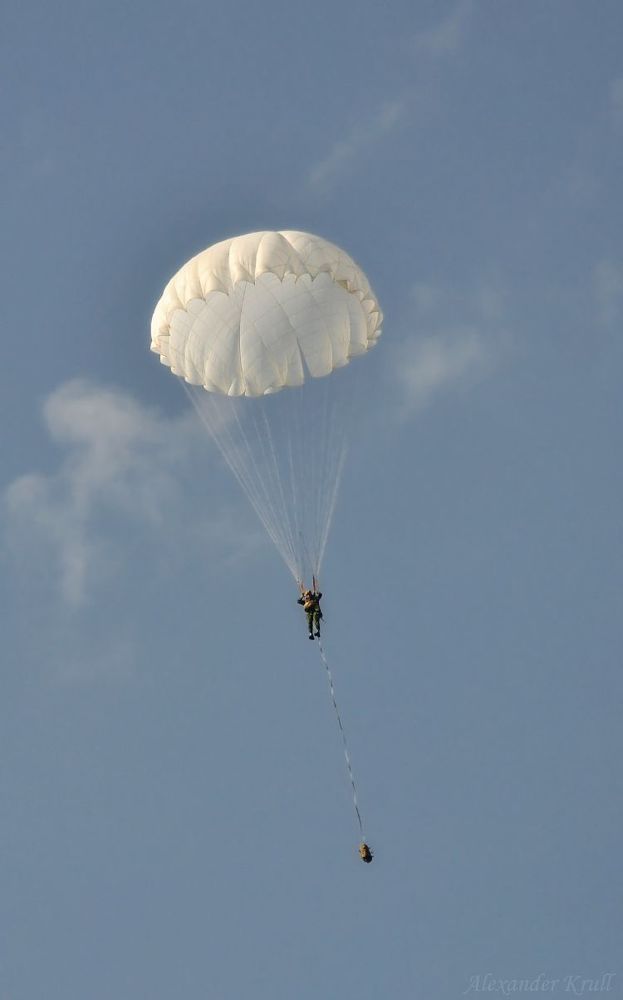 За 150-200м от земли отделяется и повисает на 15-и метровом фале грузовой контейнер - специальный вьюк, в который укладывается всё необходимое для выполнения боевых задач - паёк, боеприпасы, снаряжение.... ГК отделяется для того, чтобы парашютист избавился от избыточного веса и не переломал себе ноги при приземлении.