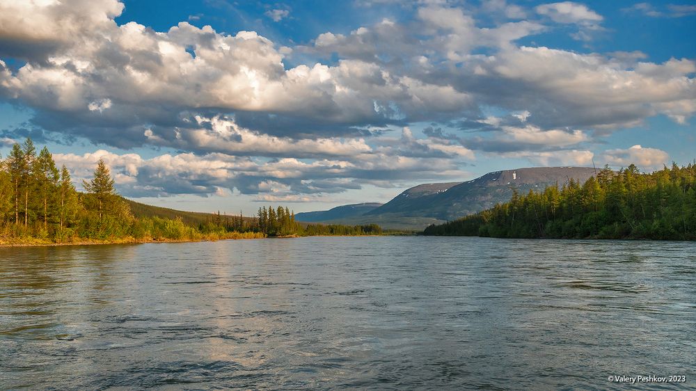10 Перед впадением в Курейку Яктали течет мощно и просторно