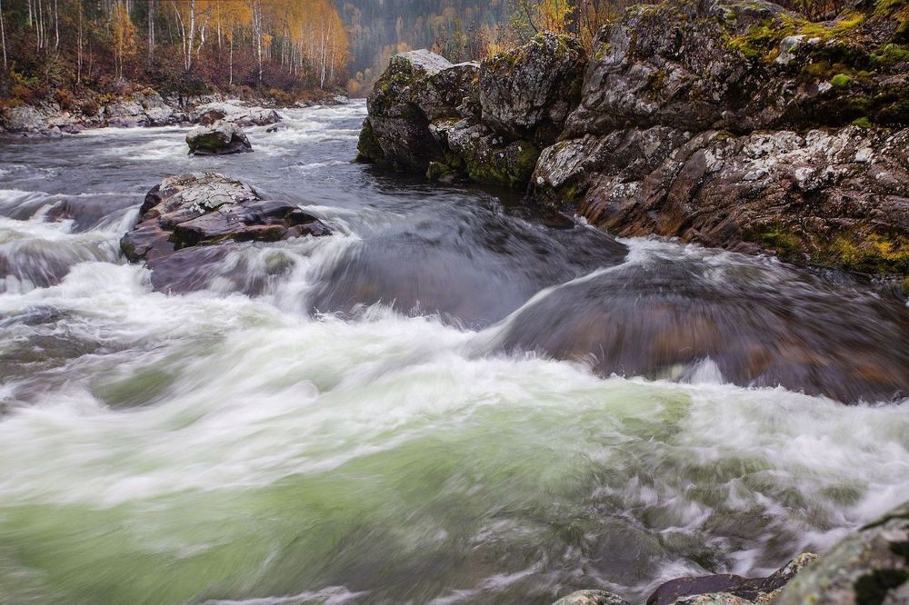 Вода меняет цвет, как бы подстраиваясь под окружающую палитру.
