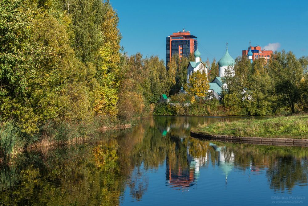 Осенний Пулковский парк. Храм Преподобного Сергия Радонежского