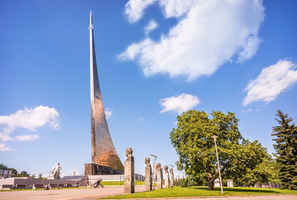 Стела Покорителям Космоса на ВДНХ