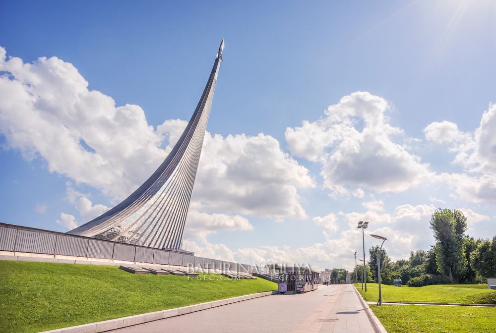 Стела Покорителям Космоса на ВДНХ