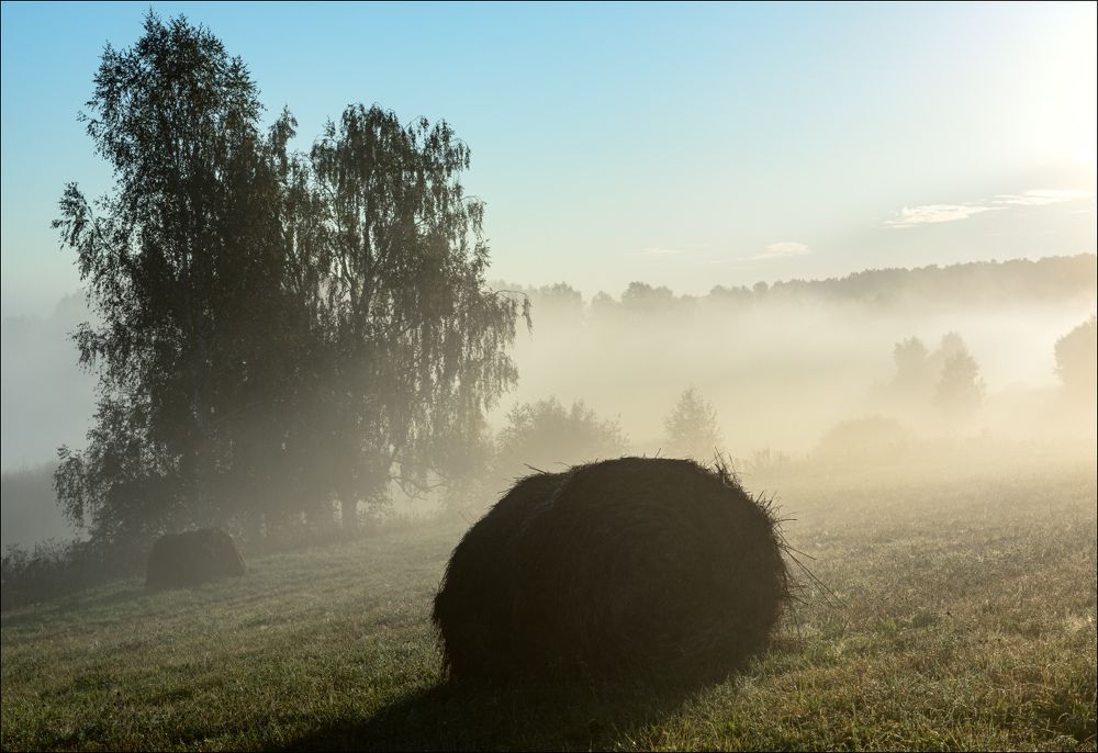 Ролик сена в светящемся тумане