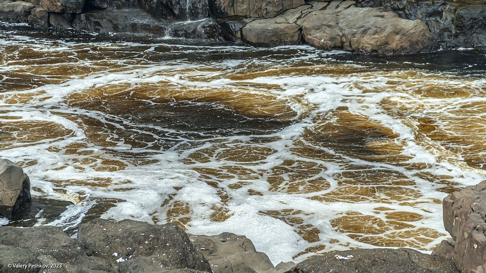 10 Воды реки здесь покрыты пеной насыщены воздухом