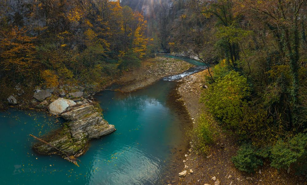 Река Хоста осенью