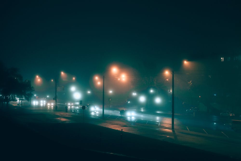 Ночной город в тумане