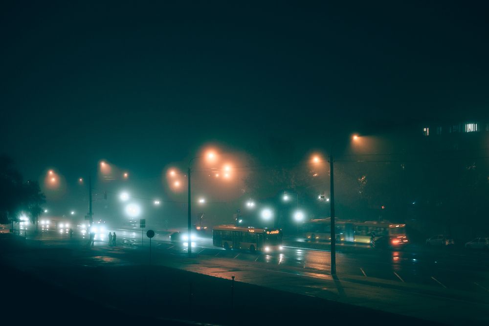 Ночной город в тумане