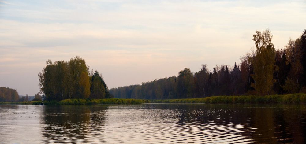 Тёплый осенний вечер на воде