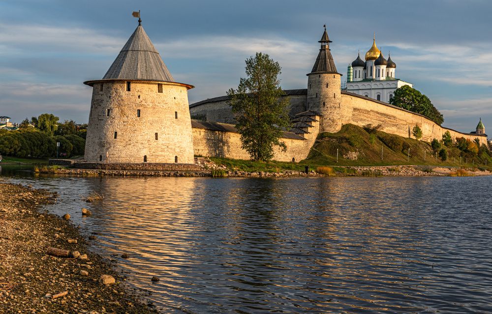 Вечерний вид на псковский Кром