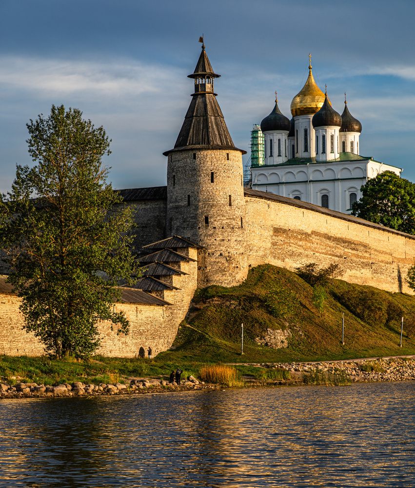 Вечерний вид на псковский Кром
