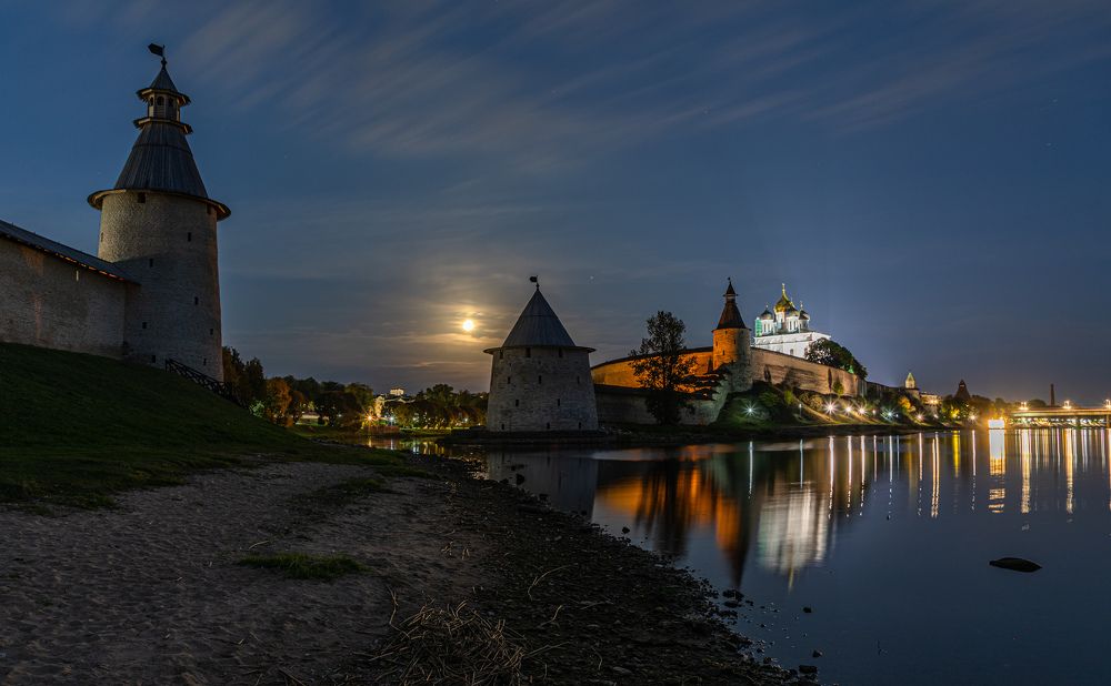 Лунная ночь на берегу реки Великой