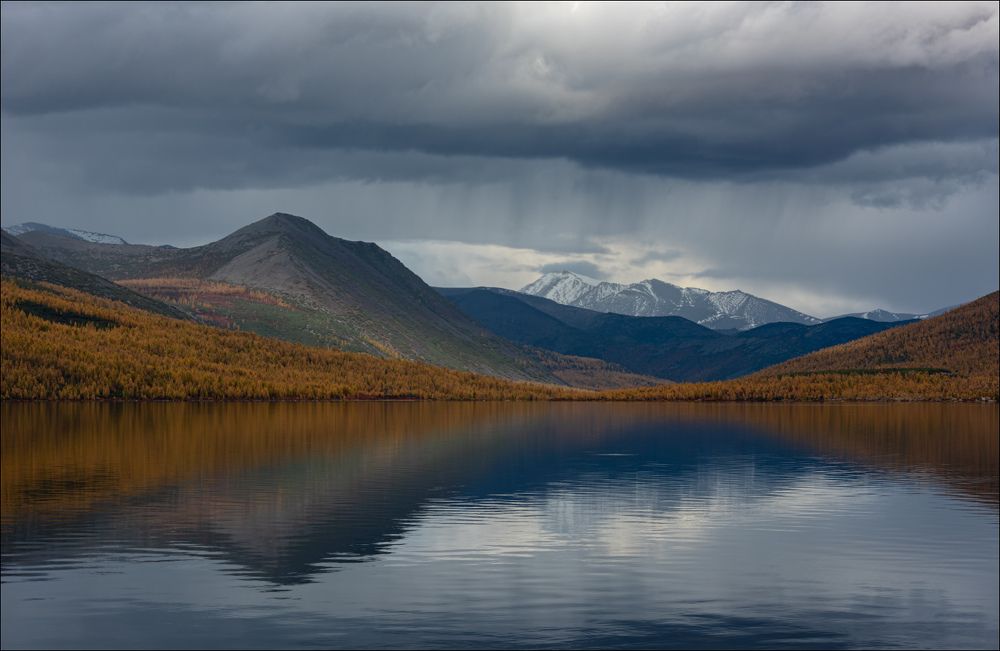 Хмурится