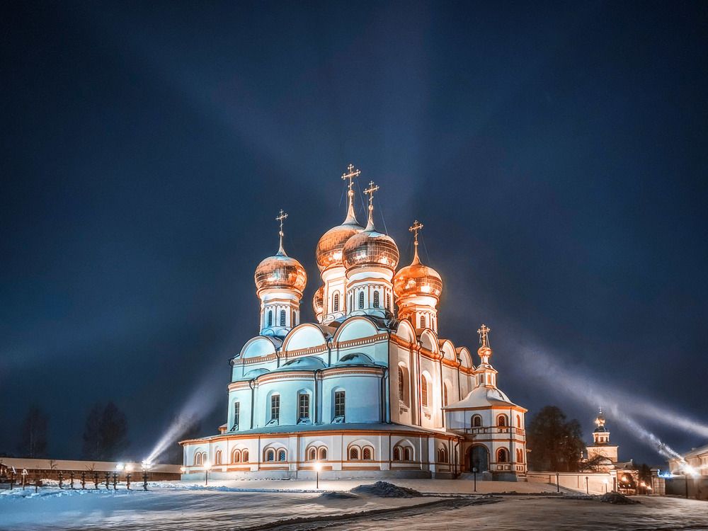 Зимняя ночь в обители