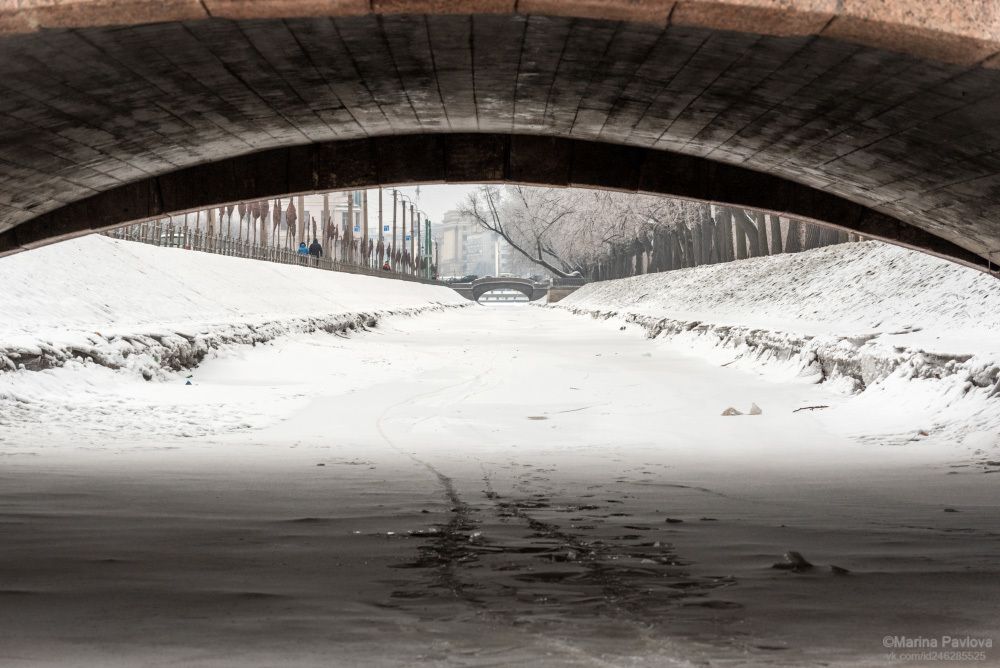 Нижний Лебяжий мост, Лебяжья канавка, река Мойка, справа Летний Сад, на заднем плане Верхний Лебяжий мост.
