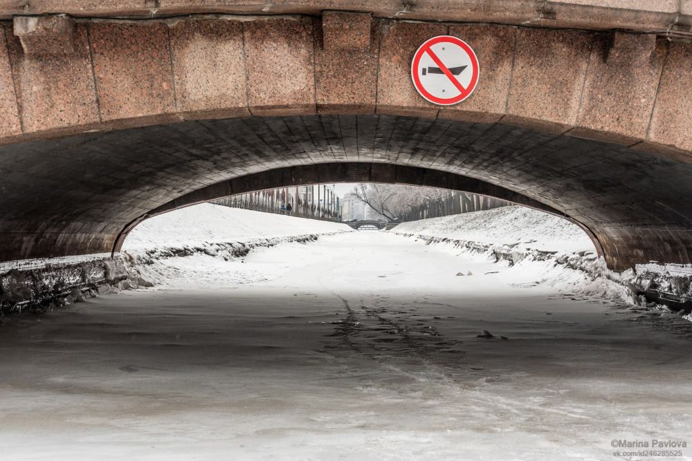 Нижний Лебяжий мост, Лебяжья канавка, река Мойка, справа Летний Сад, на заднем плане Верхний Лебяжий мост.