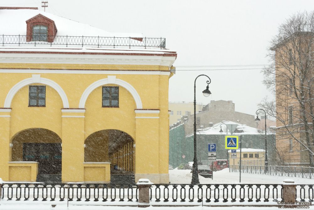 Набережная Крюкова канала. Theatre Square Hotel ( фрагмент) в историческом здании XVIII века Никольские ряды. Щепяной переулок.