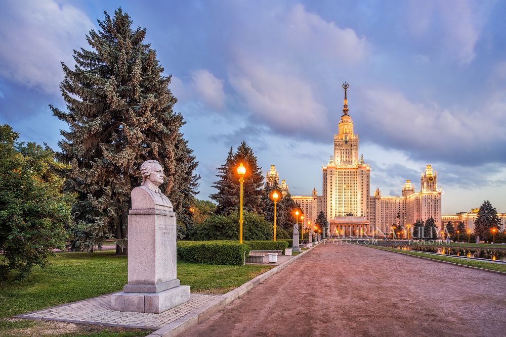 МГУ в подсветке, Москва