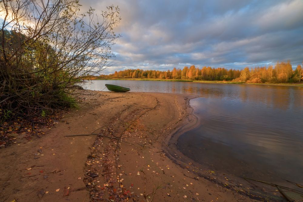 Золотая осень на маленькой речке