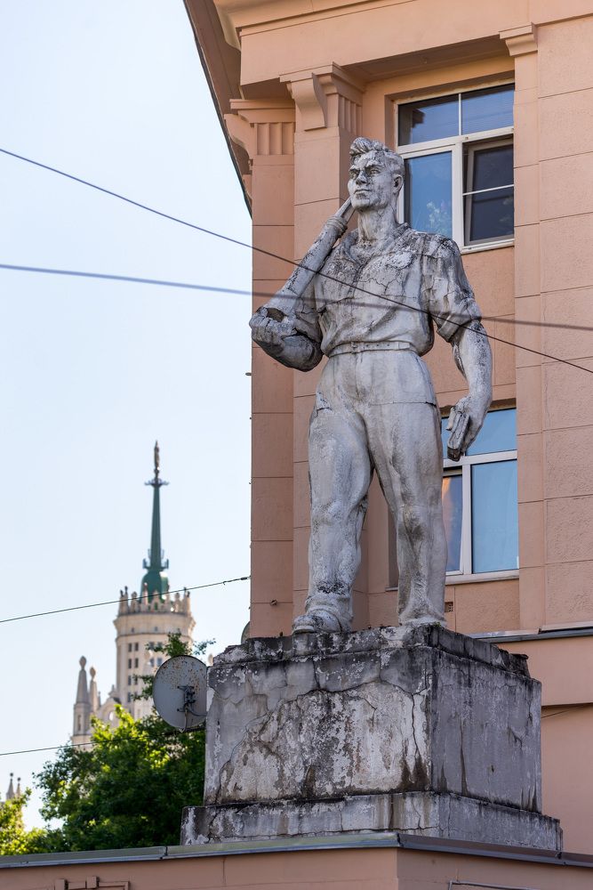 Скульптуры у дома на Яузском бульваре.