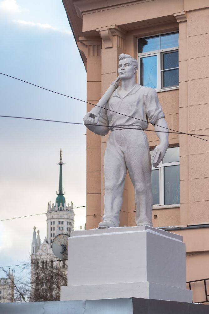 Скульптуры у дома на Яузском бульваре.