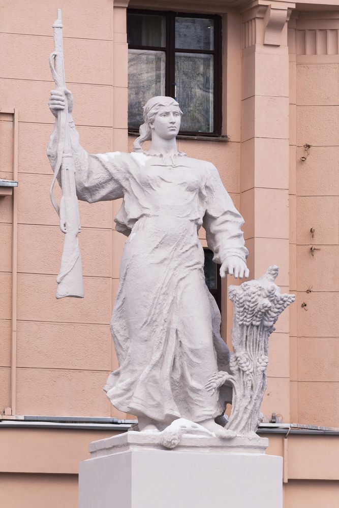 Скульптуры у дома на Яузском бульваре.