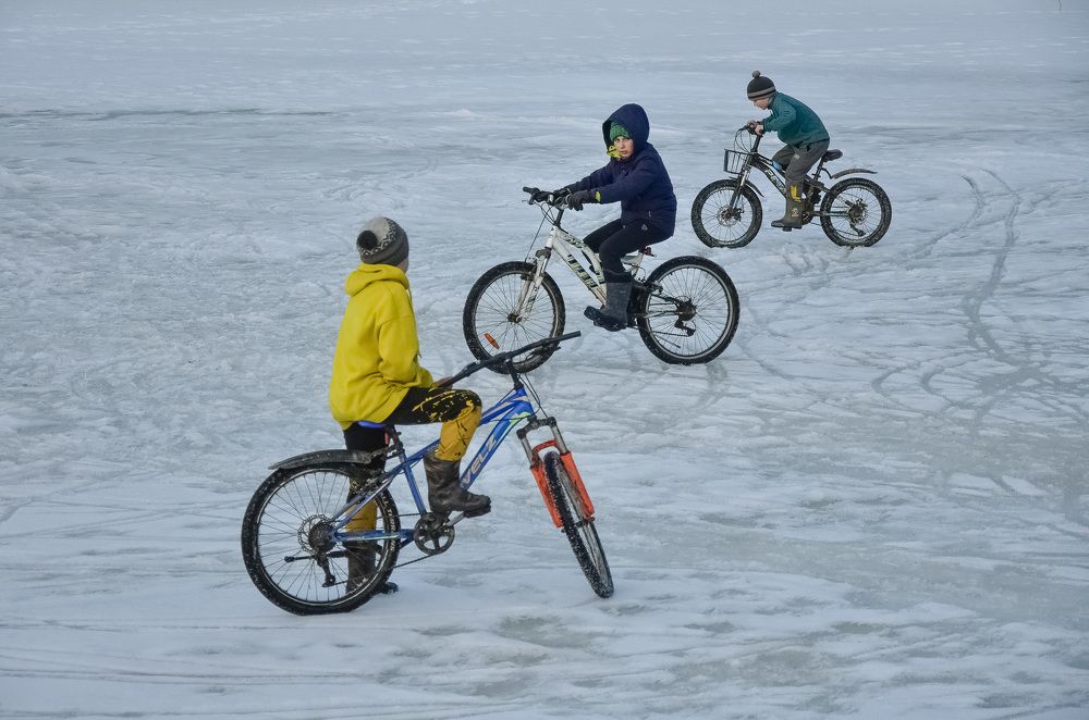 На велосипеде по льду озера