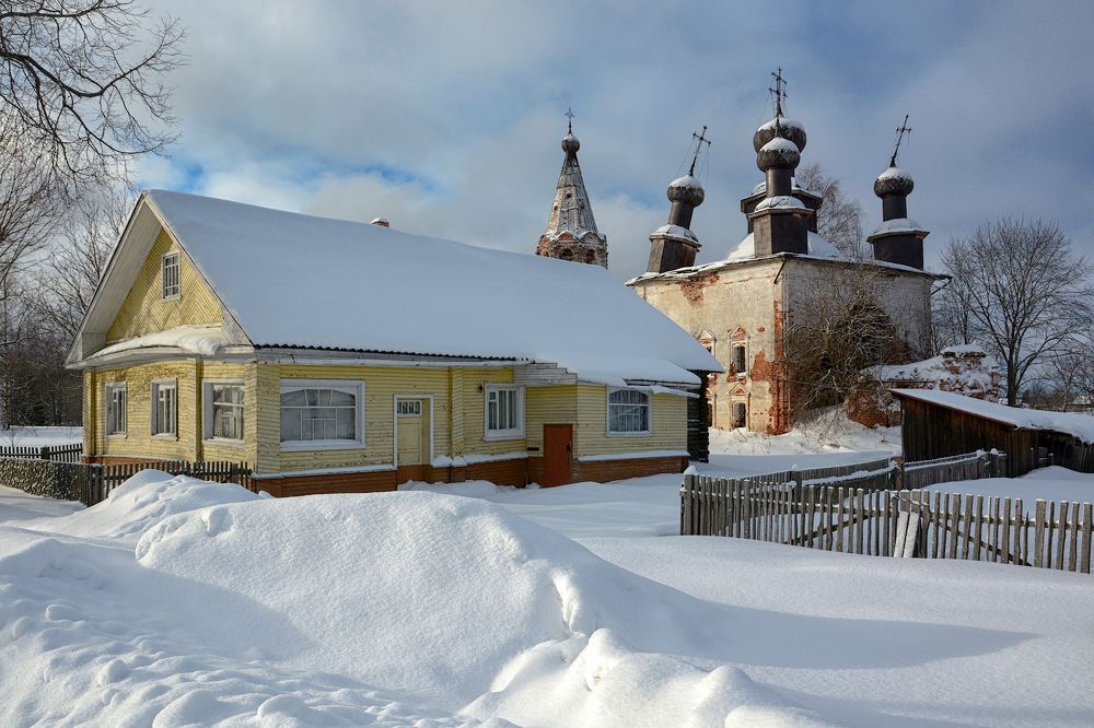 За невысоким забором