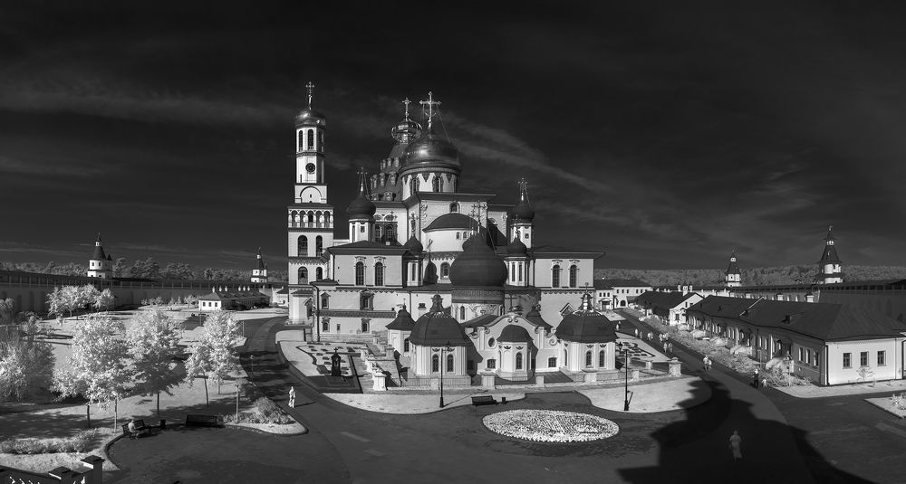 Утро в монастыре